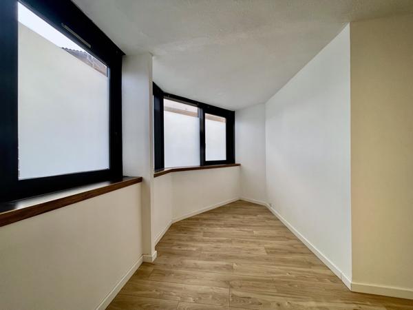 Saint-Raphaël (83700) Bureaux modernes au 3ème étage avec ascenseur et accès PMR à louer en centre--ville de Saint-Raphaël.