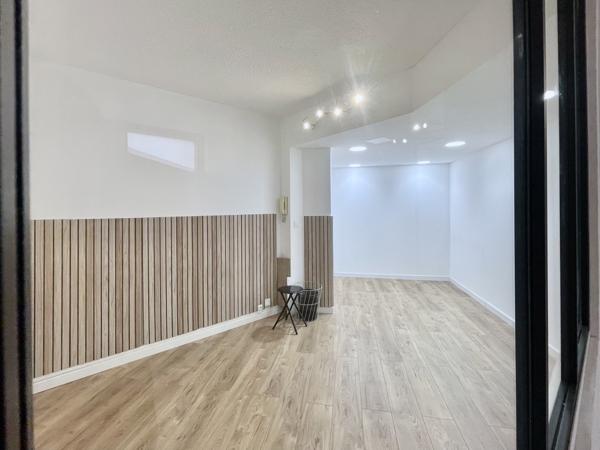 Saint-Raphaël (83700) Bureaux modernes au 3ème étage avec ascenseur et accès PMR à louer en centre--ville de Saint-Raphaël.