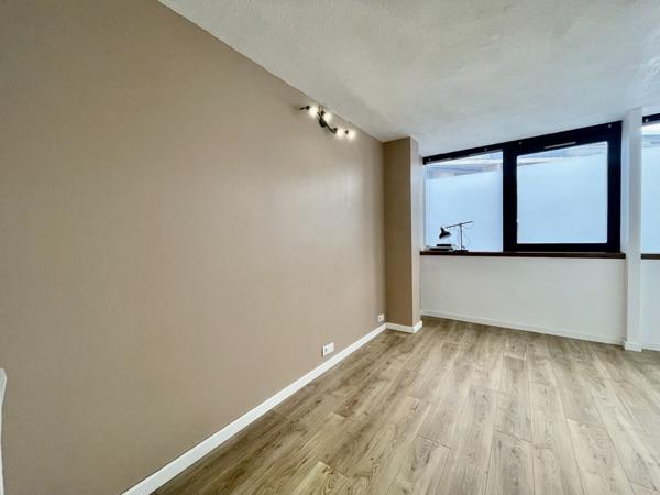 Saint-Raphaël (83700) Bureaux modernes au 3ème étage avec ascenseur et accès PMR à louer en centre--ville de Saint-Raphaël.