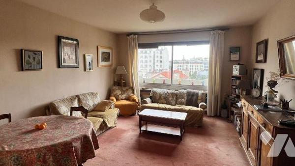 Situé à proximité immédiate de la place de nation, au 7 étage d'un immeuble sécurisé avec gardi...