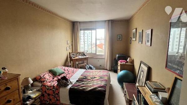 Situé à proximité immédiate de la place de nation, au 7 étage d'un immeuble sécurisé avec gardi...