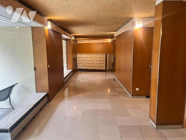 Situé à proximité immédiate de la place de nation, au 7 étage d'un immeuble sécurisé avec gardi...