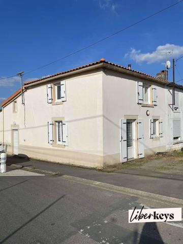 MAISON EN PIERRE RÉNOVÉE – 102 M² HABITABLES – TERRAIN DE 900 M² – FORT POTENTIEL D’AGRANDISSEMENT CHANTONNAY – QUARTIER SAINT-PHILBERT-DU-PONCHAREAU**