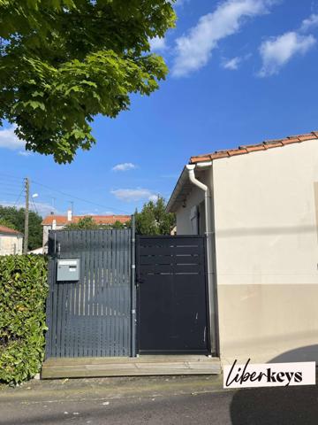 MAISON EN PIERRE RÉNOVÉE – 102 M² HABITABLES – TERRAIN DE 900 M² – FORT POTENTIEL D’AGRANDISSEMENT CHANTONNAY – QUARTIER SAINT-PHILBERT-DU-PONCHAREAU**