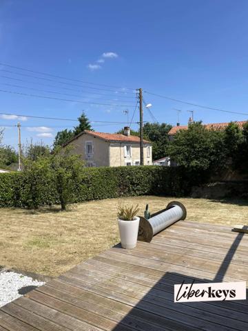 MAISON EN PIERRE RÉNOVÉE – 102 M² HABITABLES – TERRAIN DE 900 M² – FORT POTENTIEL D’AGRANDISSEMENT CHANTONNAY – QUARTIER SAINT-PHILBERT-DU-PONCHAREAU**