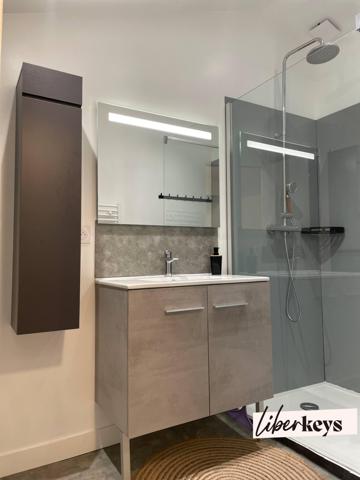 MAISON EN PIERRE RÉNOVÉE – 102 M² HABITABLES – TERRAIN DE 900 M² – FORT POTENTIEL D’AGRANDISSEMENT CHANTONNAY – QUARTIER SAINT-PHILBERT-DU-PONCHAREAU**