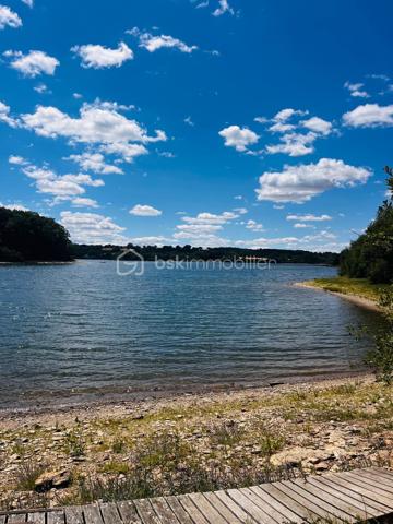 Rare, ce terrain de loisirs bénéficiant d’un emplacement privilégié en première ligne sur le lac, offrant une vue imprenable sur l’eau et son environnement naturel préservé.

Avec son accès privé au lac, profitez pleinement des plaisirs nautiques à portée de main : baignade, paddle, pêche, sorties en bateau ou simples moments de détente au bord de l’eau.

Dans un cadre calme et verdoyant, en partie ombragé, ce terrain est idéal pour se ressourcer et profiter des beaux jours loin de l’agitation, tout en restant facilement accessible.
Le village se situe à quelques kilomètres pour retrouver les commodités du quotidien.

Les terrains offrant une telle combinaison — vue, accès direct au lac, calme et proximité des services — sont aujourd’hui devenus extrêmement rares.

Une belle opportunité pour acquérir un lieu privilégié au bord du lac de Pareloup, où nature et loisirs se rencontrent.
