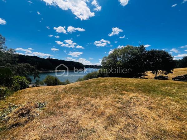 Rare, ce terrain de loisirs bénéficiant d’un emplacement privilégié en première ligne sur le lac, offrant une vue imprenable sur l’eau et son environnement naturel préservé.

Avec son accès privé au lac, profitez pleinement des plaisirs nautiques à portée de main : baignade, paddle, pêche, sorties en bateau ou simples moments de détente au bord de l’eau.

Dans un cadre calme et verdoyant, en partie ombragé, ce terrain est idéal pour se ressourcer et profiter des beaux jours loin de l’agitation, tout en restant facilement accessible.
Le village se situe à quelques kilomètres pour retrouver les commodités du quotidien.

Les terrains offrant une telle combinaison — vue, accès direct au lac, calme et proximité des services — sont aujourd’hui devenus extrêmement rares.

Une belle opportunité pour acquérir un lieu privilégié au bord du lac de Pareloup, où nature et loisirs se rencontrent.