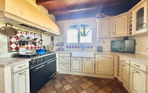 Maison à vendre    6 pièces • 240 m2 Ludon-Médoc
