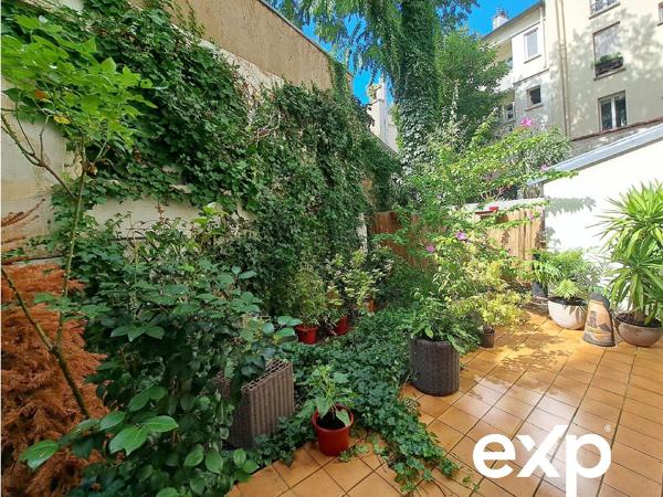 MONTMARTRE - RUE LEPIC – Un esprit de maison avec jardin privatif et souplex