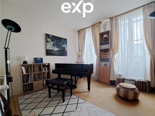 MONTMARTRE - RUE LEPIC – Un esprit de maison avec jardin privatif et souplex