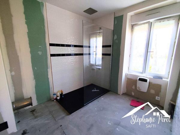 Maison avec grange et panneaux solaires à rénover - Fort potentiel !