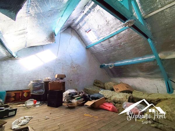 Maison avec grange et panneaux solaires à rénover - Fort potentiel !