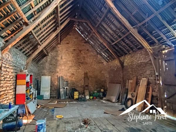 Maison avec grange et panneaux solaires à rénover - Fort potentiel !