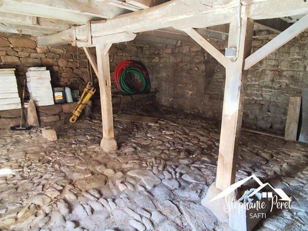 Maison avec grange et panneaux solaires à rénover - Fort potentiel !