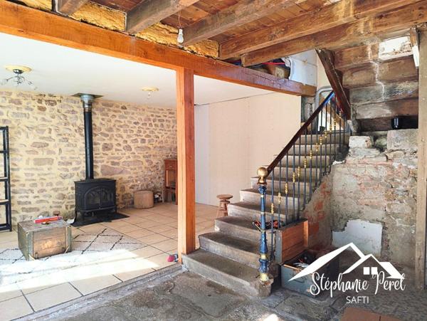 Maison avec grange et panneaux solaires à rénover - Fort potentiel !