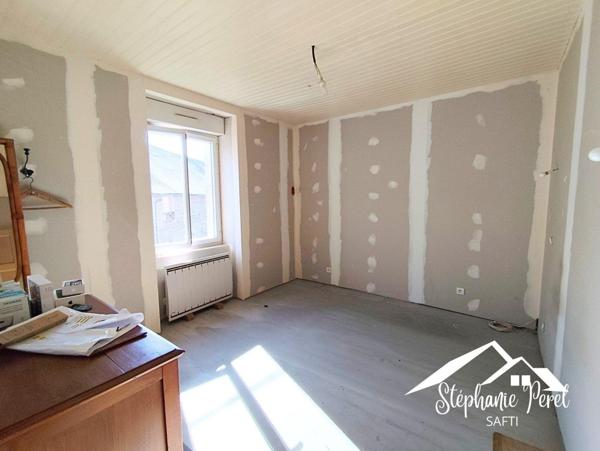 Maison avec grange et panneaux solaires à rénover - Fort potentiel !