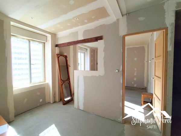 Maison avec grange et panneaux solaires à rénover - Fort potentiel !