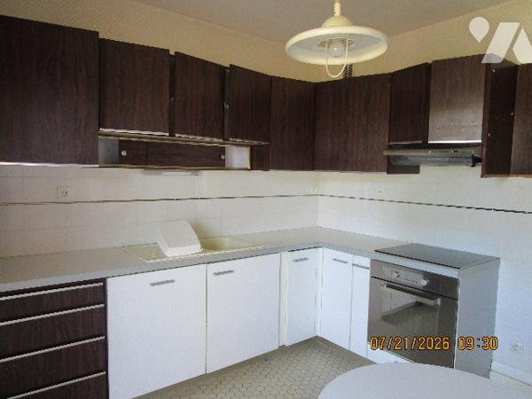 Proche centre : Appartement de type 4 situé au 2ème étage, avec ascenseur et avec 1 cave et 1 garage