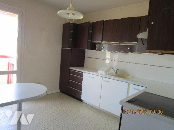 Proche centre : Appartement de type 4 situé au 2ème étage, avec ascenseur et avec 1 cave et 1 garage