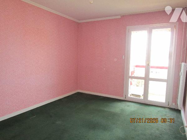Proche centre : Appartement de type 4 situé au 2ème étage, avec ascenseur et avec 1 cave et 1 garage