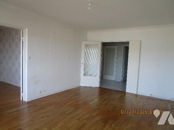 Proche centre : Appartement de type 4 situé au 2ème étage, avec ascenseur et avec 1 cave et 1 garage