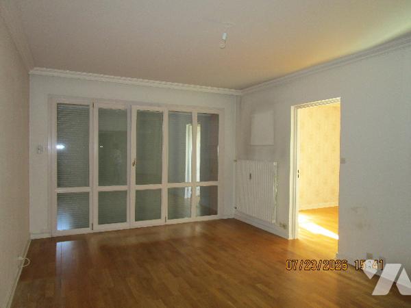 Proche centre : Appartement de type 4 situé au 2ème étage, avec ascenseur et avec 1 cave et 1 garage