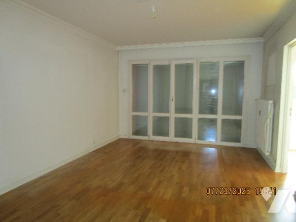 Proche centre : Appartement de type 4 situé au 2ème étage, avec ascenseur et avec 1 cave et 1 garage