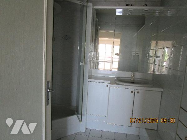 Proche centre : Appartement de type 4 situé au 2ème étage, avec ascenseur et avec 1 cave et 1 garage