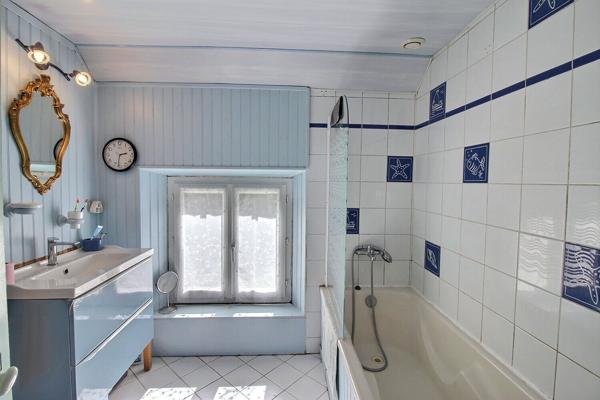 Longère 3 chambres et grand terrain avec dépendances et garage proche MAINTENON