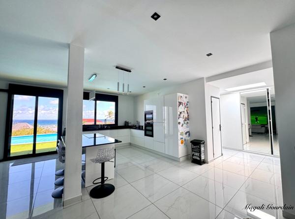 EN EXCLUSIVITE - A VENDRE - PROPRIETE D'EXCEPTION AVEC VUE MER ET POTENTIEL LOCATIF REMARQUABLE - SAINTE ANNE