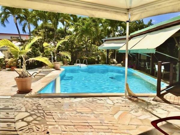 Villa F4 et dépendances, piscine, à vendre la jaille BAIE MAHAULT (971)