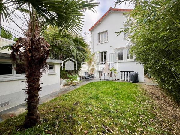 2 maisons (130 m2 + 35 m2) à 4 min à pied du RER E