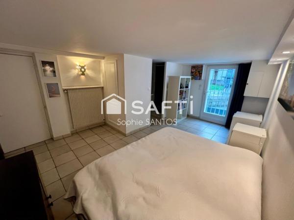 2 maisons (130 m2 + 35 m2) à 4 min à pied du RER E