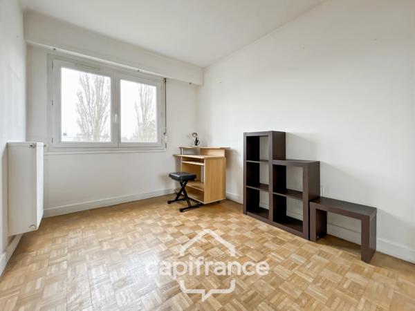 A vendre 5 pièces de 85 m², au dernier étage, lumineux, traversant, au calme avec terrasses, cave et parking, à CHENNEVIERES SUR MARNE (94)