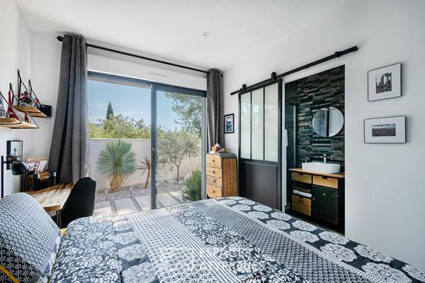 Villa contemporaine : volumes épurés et plain-pied