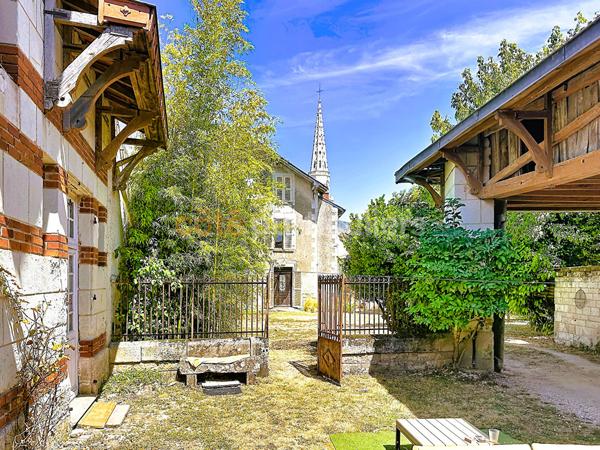 Vente
                Maison242 m² - 8 Pièces -
                    MIREBEAU (86110)