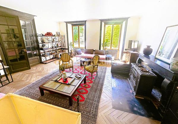 Vente
                Maison242 m² - 8 Pièces -
                    MIREBEAU (86110)