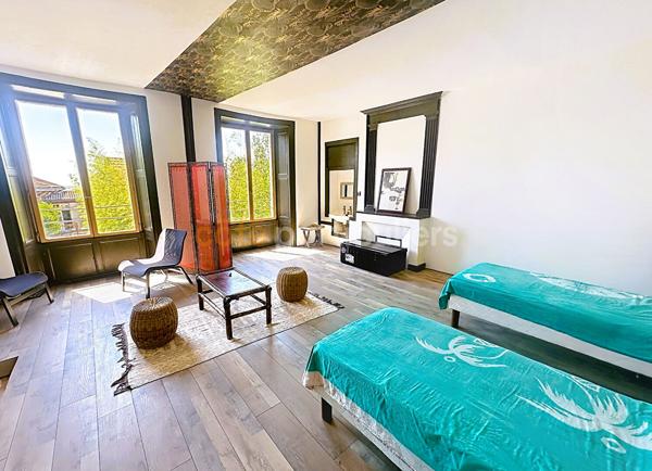 Vente
                Maison242 m² - 8 Pièces -
                    MIREBEAU (86110)