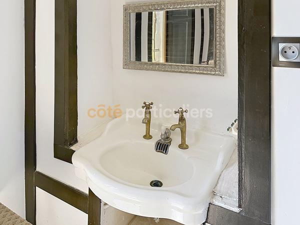 Vente
                Maison242 m² - 8 Pièces -
                    MIREBEAU (86110)