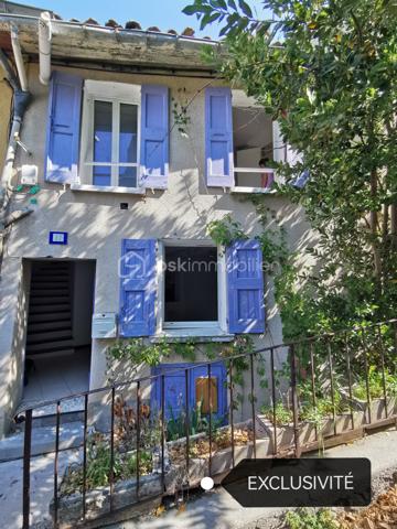En exclusivité à DIGNE-LES-BAINS 
Appartement de 58m²,coup de cœur au centre de Digne-les-Bains, au calme, avec parking à proximité !
Venez découvrir ce charmant appartement en duplex, idéalement situé dans un environnement paisible, tout en étant à proximité immédiate des commerces et des commodités.
Au rez-de-chaussée, vous trouverez une agréable pièce de vie avec une cuisine équipée ouverte sur le salon, une chambre ainsi qu'un WC indépendant.
À l'étage, l'espace nuit se compose d'une seconde chambre, d'un bureau pouvant faire office d'espace de télétravail ou de chambre d'appoint, d'une salle d'eau et d'un WC séparé.
Bénéficiant d’une exposition sud, ce bien profite d’une belle luminosité. Il dispose également du double vitrage, d’une cave d’environ 20 m² offrant un espace de rangement complémentaire.
Le confort est complété par un chauffage au gaz de ville, avec une chaudière installée en 2023.
Un appartement chaleureux et fonctionnel, idéal pour une résidence principale, un premier achat ou un investissement locatif.
À découvrir sans tarder ! Un véritable coup de cœur vous attend.