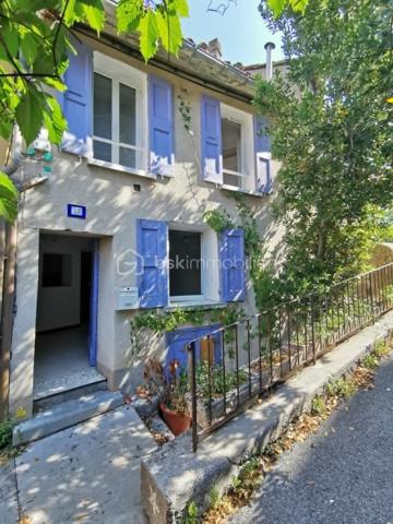En exclusivité à DIGNE-LES-BAINS 
Appartement de 58m²,coup de cœur au centre de Digne-les-Bains, au calme, avec parking à proximité !
Venez découvrir ce charmant appartement en duplex, idéalement situé dans un environnement paisible, tout en étant à proximité immédiate des commerces et des commodités.
Au rez-de-chaussée, vous trouverez une agréable pièce de vie avec une cuisine équipée ouverte sur le salon, une chambre ainsi qu'un WC indépendant.
À l'étage, l'espace nuit se compose d'une seconde chambre, d'un bureau pouvant faire office d'espace de télétravail ou de chambre d'appoint, d'une salle d'eau et d'un WC séparé.
Bénéficiant d’une exposition sud, ce bien profite d’une belle luminosité. Il dispose également du double vitrage, d’une cave d’environ 20 m² offrant un espace de rangement complémentaire.
Le confort est complété par un chauffage au gaz de ville, avec une chaudière installée en 2023.
Un appartement chaleureux et fonctionnel, idéal pour une résidence principale, un premier achat ou un investissement locatif.
À découvrir sans tarder ! Un véritable coup de cœur vous attend.