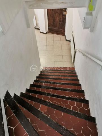 En exclusivité à DIGNE-LES-BAINS 
Appartement de 58m²,coup de cœur au centre de Digne-les-Bains, au calme, avec parking à proximité !
Venez découvrir ce charmant appartement en duplex, idéalement situé dans un environnement paisible, tout en étant à proximité immédiate des commerces et des commodités.
Au rez-de-chaussée, vous trouverez une agréable pièce de vie avec une cuisine équipée ouverte sur le salon, une chambre ainsi qu'un WC indépendant.
À l'étage, l'espace nuit se compose d'une seconde chambre, d'un bureau pouvant faire office d'espace de télétravail ou de chambre d'appoint, d'une salle d'eau et d'un WC séparé.
Bénéficiant d’une exposition sud, ce bien profite d’une belle luminosité. Il dispose également du double vitrage, d’une cave d’environ 20 m² offrant un espace de rangement complémentaire.
Le confort est complété par un chauffage au gaz de ville, avec une chaudière installée en 2023.
Un appartement chaleureux et fonctionnel, idéal pour une résidence principale, un premier achat ou un investissement locatif.
À découvrir sans tarder ! Un véritable coup de cœur vous attend.