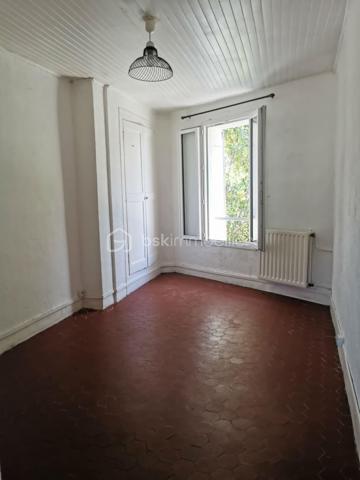 En exclusivité à DIGNE-LES-BAINS 
Appartement de 58m²,coup de cœur au centre de Digne-les-Bains, au calme, avec parking à proximité !
Venez découvrir ce charmant appartement en duplex, idéalement situé dans un environnement paisible, tout en étant à proximité immédiate des commerces et des commodités.
Au rez-de-chaussée, vous trouverez une agréable pièce de vie avec une cuisine équipée ouverte sur le salon, une chambre ainsi qu'un WC indépendant.
À l'étage, l'espace nuit se compose d'une seconde chambre, d'un bureau pouvant faire office d'espace de télétravail ou de chambre d'appoint, d'une salle d'eau et d'un WC séparé.
Bénéficiant d’une exposition sud, ce bien profite d’une belle luminosité. Il dispose également du double vitrage, d’une cave d’environ 20 m² offrant un espace de rangement complémentaire.
Le confort est complété par un chauffage au gaz de ville, avec une chaudière installée en 2023.
Un appartement chaleureux et fonctionnel, idéal pour une résidence principale, un premier achat ou un investissement locatif.
À découvrir sans tarder ! Un véritable coup de cœur vous attend.