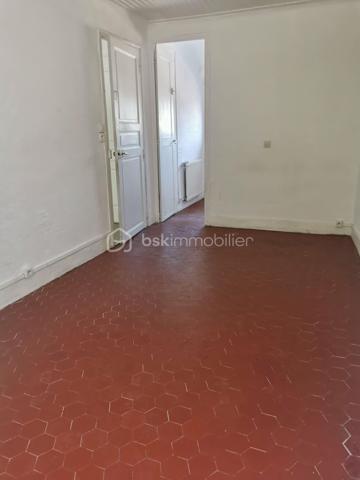 En exclusivité à DIGNE-LES-BAINS 
Appartement de 58m²,coup de cœur au centre de Digne-les-Bains, au calme, avec parking à proximité !
Venez découvrir ce charmant appartement en duplex, idéalement situé dans un environnement paisible, tout en étant à proximité immédiate des commerces et des commodités.
Au rez-de-chaussée, vous trouverez une agréable pièce de vie avec une cuisine équipée ouverte sur le salon, une chambre ainsi qu'un WC indépendant.
À l'étage, l'espace nuit se compose d'une seconde chambre, d'un bureau pouvant faire office d'espace de télétravail ou de chambre d'appoint, d'une salle d'eau et d'un WC séparé.
Bénéficiant d’une exposition sud, ce bien profite d’une belle luminosité. Il dispose également du double vitrage, d’une cave d’environ 20 m² offrant un espace de rangement complémentaire.
Le confort est complété par un chauffage au gaz de ville, avec une chaudière installée en 2023.
Un appartement chaleureux et fonctionnel, idéal pour une résidence principale, un premier achat ou un investissement locatif.
À découvrir sans tarder ! Un véritable coup de cœur vous attend.