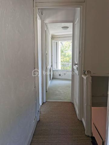 En exclusivité à DIGNE-LES-BAINS 
Appartement de 58m²,coup de cœur au centre de Digne-les-Bains, au calme, avec parking à proximité !
Venez découvrir ce charmant appartement en duplex, idéalement situé dans un environnement paisible, tout en étant à proximité immédiate des commerces et des commodités.
Au rez-de-chaussée, vous trouverez une agréable pièce de vie avec une cuisine équipée ouverte sur le salon, une chambre ainsi qu'un WC indépendant.
À l'étage, l'espace nuit se compose d'une seconde chambre, d'un bureau pouvant faire office d'espace de télétravail ou de chambre d'appoint, d'une salle d'eau et d'un WC séparé.
Bénéficiant d’une exposition sud, ce bien profite d’une belle luminosité. Il dispose également du double vitrage, d’une cave d’environ 20 m² offrant un espace de rangement complémentaire.
Le confort est complété par un chauffage au gaz de ville, avec une chaudière installée en 2023.
Un appartement chaleureux et fonctionnel, idéal pour une résidence principale, un premier achat ou un investissement locatif.
À découvrir sans tarder ! Un véritable coup de cœur vous attend.