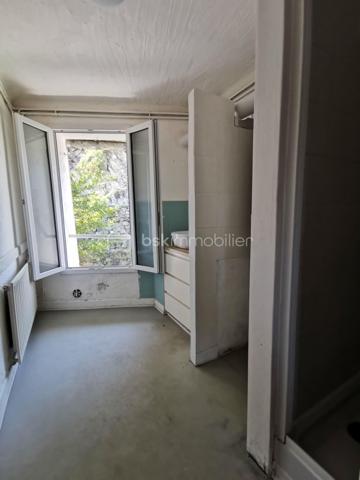 En exclusivité à DIGNE-LES-BAINS 
Appartement de 58m²,coup de cœur au centre de Digne-les-Bains, au calme, avec parking à proximité !
Venez découvrir ce charmant appartement en duplex, idéalement situé dans un environnement paisible, tout en étant à proximité immédiate des commerces et des commodités.
Au rez-de-chaussée, vous trouverez une agréable pièce de vie avec une cuisine équipée ouverte sur le salon, une chambre ainsi qu'un WC indépendant.
À l'étage, l'espace nuit se compose d'une seconde chambre, d'un bureau pouvant faire office d'espace de télétravail ou de chambre d'appoint, d'une salle d'eau et d'un WC séparé.
Bénéficiant d’une exposition sud, ce bien profite d’une belle luminosité. Il dispose également du double vitrage, d’une cave d’environ 20 m² offrant un espace de rangement complémentaire.
Le confort est complété par un chauffage au gaz de ville, avec une chaudière installée en 2023.
Un appartement chaleureux et fonctionnel, idéal pour une résidence principale, un premier achat ou un investissement locatif.
À découvrir sans tarder ! Un véritable coup de cœur vous attend.