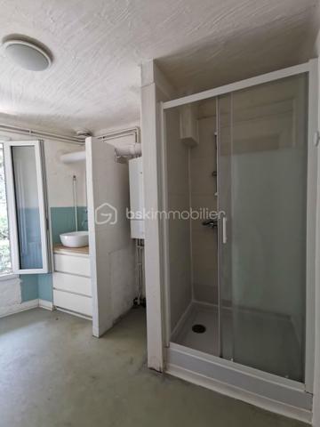 En exclusivité à DIGNE-LES-BAINS 
Appartement de 58m²,coup de cœur au centre de Digne-les-Bains, au calme, avec parking à proximité !
Venez découvrir ce charmant appartement en duplex, idéalement situé dans un environnement paisible, tout en étant à proximité immédiate des commerces et des commodités.
Au rez-de-chaussée, vous trouverez une agréable pièce de vie avec une cuisine équipée ouverte sur le salon, une chambre ainsi qu'un WC indépendant.
À l'étage, l'espace nuit se compose d'une seconde chambre, d'un bureau pouvant faire office d'espace de télétravail ou de chambre d'appoint, d'une salle d'eau et d'un WC séparé.
Bénéficiant d’une exposition sud, ce bien profite d’une belle luminosité. Il dispose également du double vitrage, d’une cave d’environ 20 m² offrant un espace de rangement complémentaire.
Le confort est complété par un chauffage au gaz de ville, avec une chaudière installée en 2023.
Un appartement chaleureux et fonctionnel, idéal pour une résidence principale, un premier achat ou un investissement locatif.
À découvrir sans tarder ! Un véritable coup de cœur vous attend.