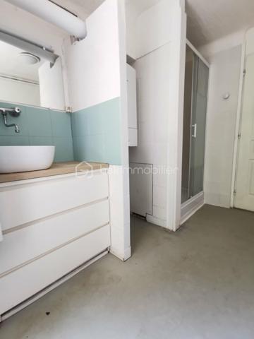 En exclusivité à DIGNE-LES-BAINS 
Appartement de 58m²,coup de cœur au centre de Digne-les-Bains, au calme, avec parking à proximité !
Venez découvrir ce charmant appartement en duplex, idéalement situé dans un environnement paisible, tout en étant à proximité immédiate des commerces et des commodités.
Au rez-de-chaussée, vous trouverez une agréable pièce de vie avec une cuisine équipée ouverte sur le salon, une chambre ainsi qu'un WC indépendant.
À l'étage, l'espace nuit se compose d'une seconde chambre, d'un bureau pouvant faire office d'espace de télétravail ou de chambre d'appoint, d'une salle d'eau et d'un WC séparé.
Bénéficiant d’une exposition sud, ce bien profite d’une belle luminosité. Il dispose également du double vitrage, d’une cave d’environ 20 m² offrant un espace de rangement complémentaire.
Le confort est complété par un chauffage au gaz de ville, avec une chaudière installée en 2023.
Un appartement chaleureux et fonctionnel, idéal pour une résidence principale, un premier achat ou un investissement locatif.
À découvrir sans tarder ! Un véritable coup de cœur vous attend.