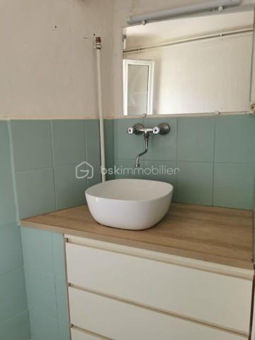 En exclusivité à DIGNE-LES-BAINS 
Appartement de 58m²,coup de cœur au centre de Digne-les-Bains, au calme, avec parking à proximité !
Venez découvrir ce charmant appartement en duplex, idéalement situé dans un environnement paisible, tout en étant à proximité immédiate des commerces et des commodités.
Au rez-de-chaussée, vous trouverez une agréable pièce de vie avec une cuisine équipée ouverte sur le salon, une chambre ainsi qu'un WC indépendant.
À l'étage, l'espace nuit se compose d'une seconde chambre, d'un bureau pouvant faire office d'espace de télétravail ou de chambre d'appoint, d'une salle d'eau et d'un WC séparé.
Bénéficiant d’une exposition sud, ce bien profite d’une belle luminosité. Il dispose également du double vitrage, d’une cave d’environ 20 m² offrant un espace de rangement complémentaire.
Le confort est complété par un chauffage au gaz de ville, avec une chaudière installée en 2023.
Un appartement chaleureux et fonctionnel, idéal pour une résidence principale, un premier achat ou un investissement locatif.
À découvrir sans tarder ! Un véritable coup de cœur vous attend.
